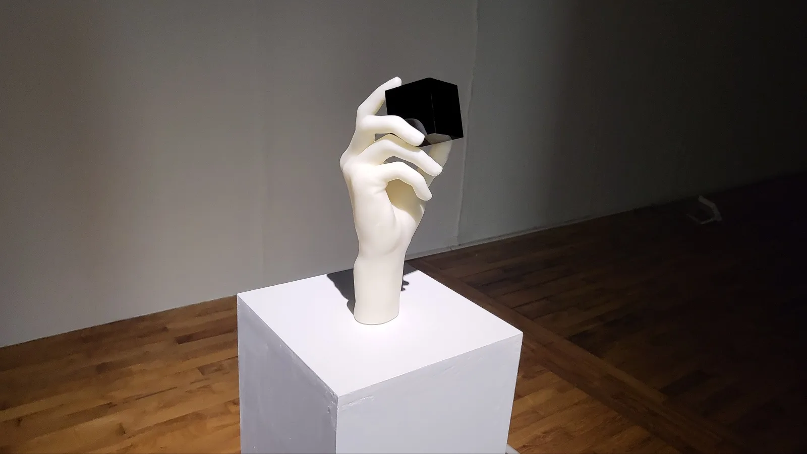 김현석, 〈관측자〉 3D 프린트, 흑요석, 15x15x28(cm), 2022
〈observer〉 3D print, obsidian, 15x15x28(cm), 2022