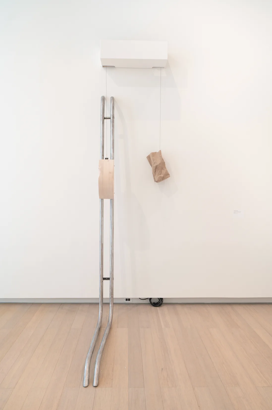 사진 3) How can we measure our sigh?,2022, steel pipe, paper bag, pulley system, wooden block, dimension variable.
Photographer: Kunning Huang.