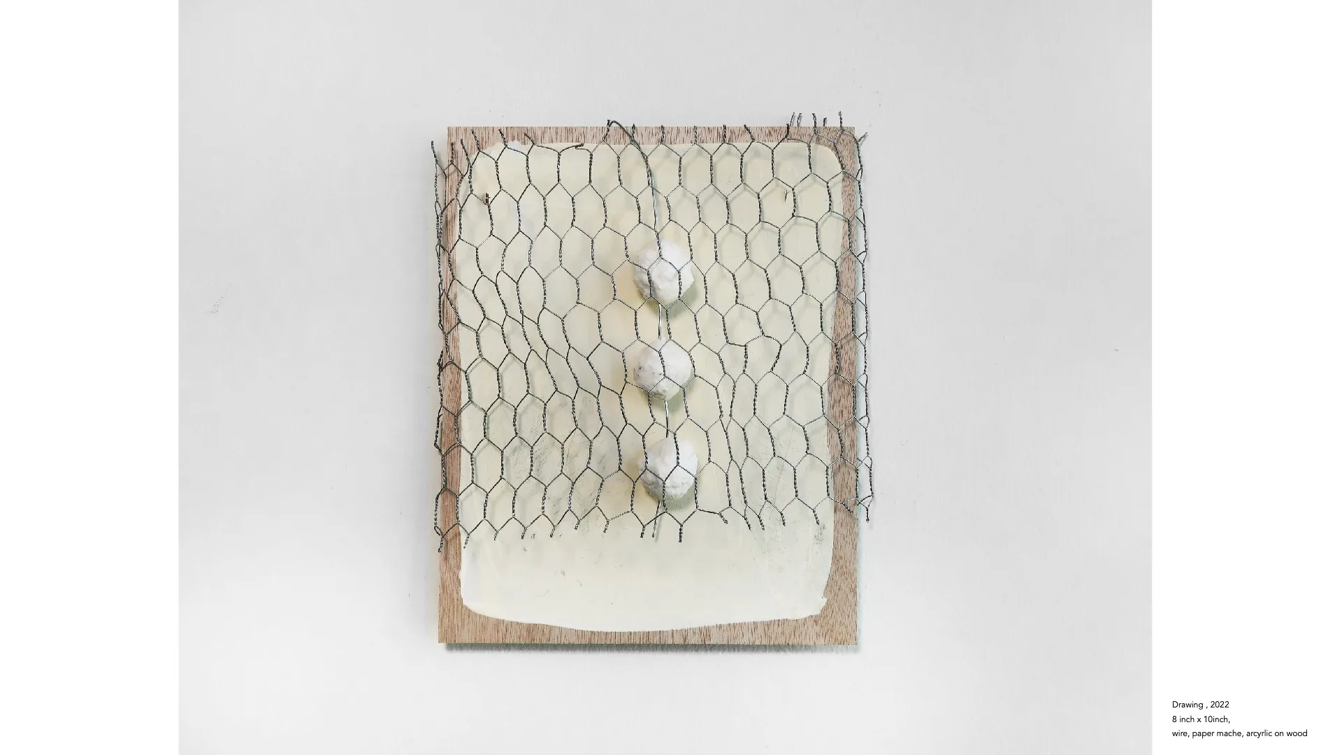 사진 7.) Drawing, 2022, wire, papermache, acrylic on wood, 8 x 10 inch.(이미지: 작가 제공)