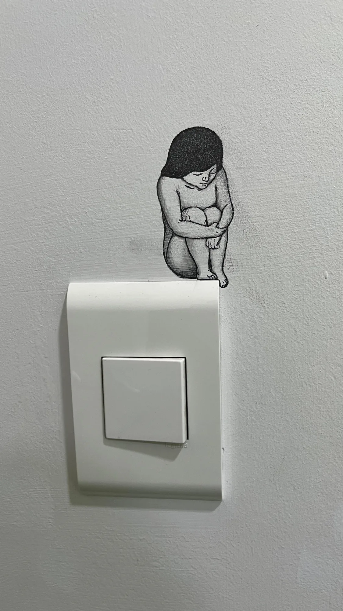 사진: 전시장 전원 스위치가 있는 벽에 그려진 정유미의 드로잉