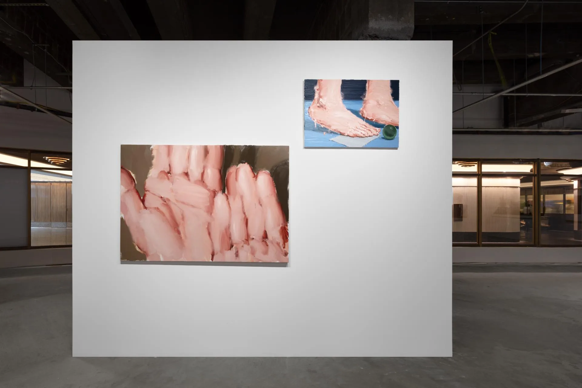 김찬송, When the Air Touches the Skin, 2021 (좌) Anonymous feet, 2022 (우)/사진제공Artue
