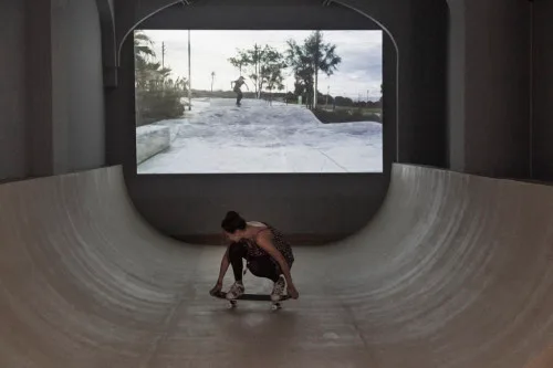 Installation view of In search of Global Poetry: Videos from the Han Nefkens Collection, CAC Centro de Arte Contemporáneo Quito ©전소정 작가 홈페이지. 현재 «국립현대미술관 올해의 작가상2023»에서 전시 중이다.