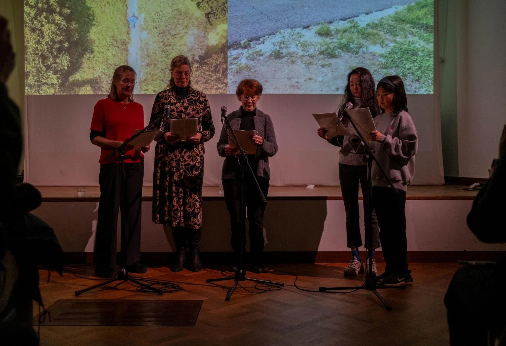 The Willow is Back Reading Performance from Artist Hong Lee Hyunsook
Performers: Carry Kremer, Elisa Dubbelman, Rimke Lammerinkm, Sun Mi Lee, Seohyun Lee (from left side)