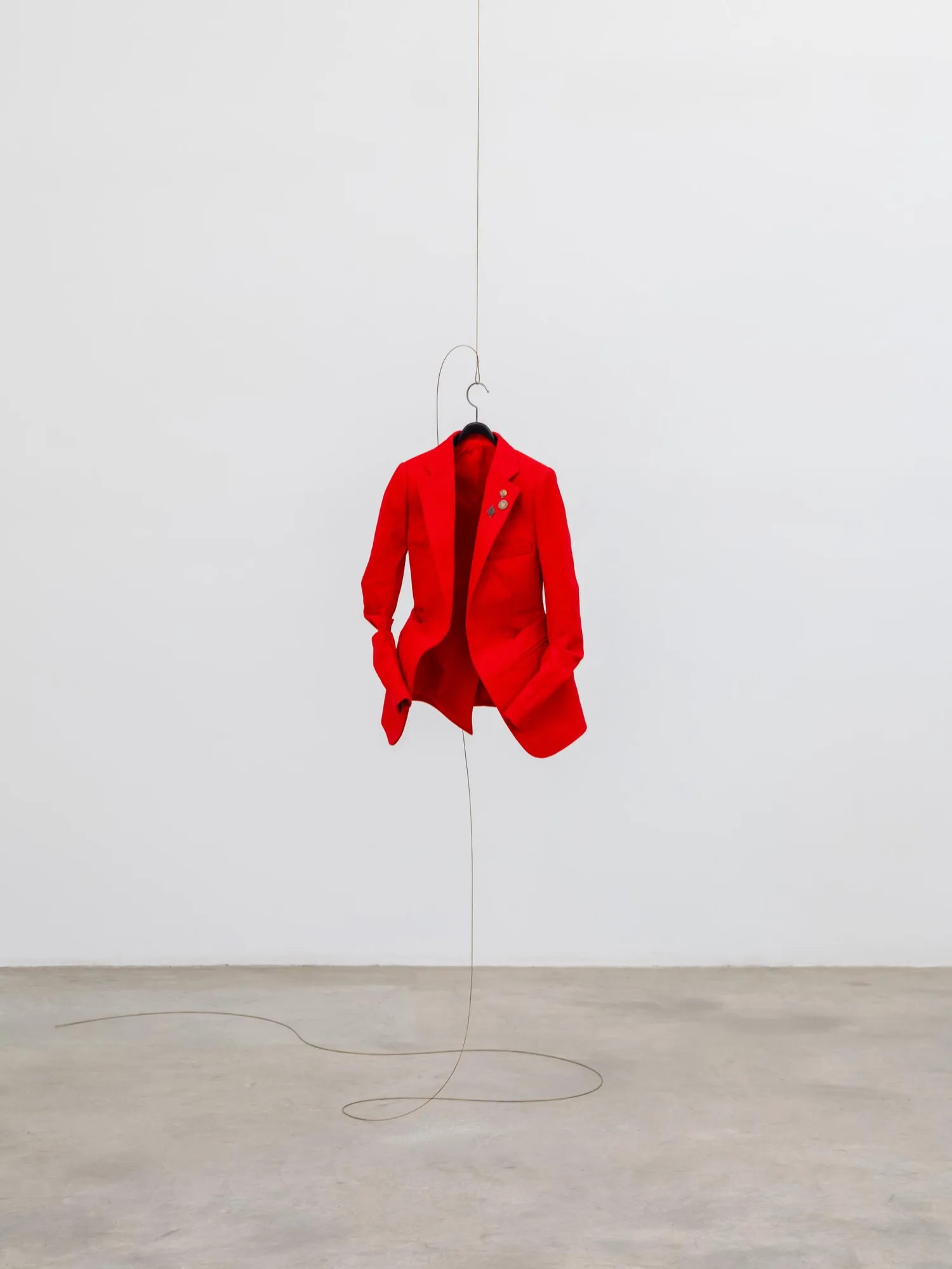 Chung Seoyoung, Red, 2024, Textile, badge, stainless steel wire, hanger, 24 7/8 x 18 1/2 x 9 7/8 inches 63.2 × 47 × 25.1 cm (사진제공: 티나킴 갤러리)