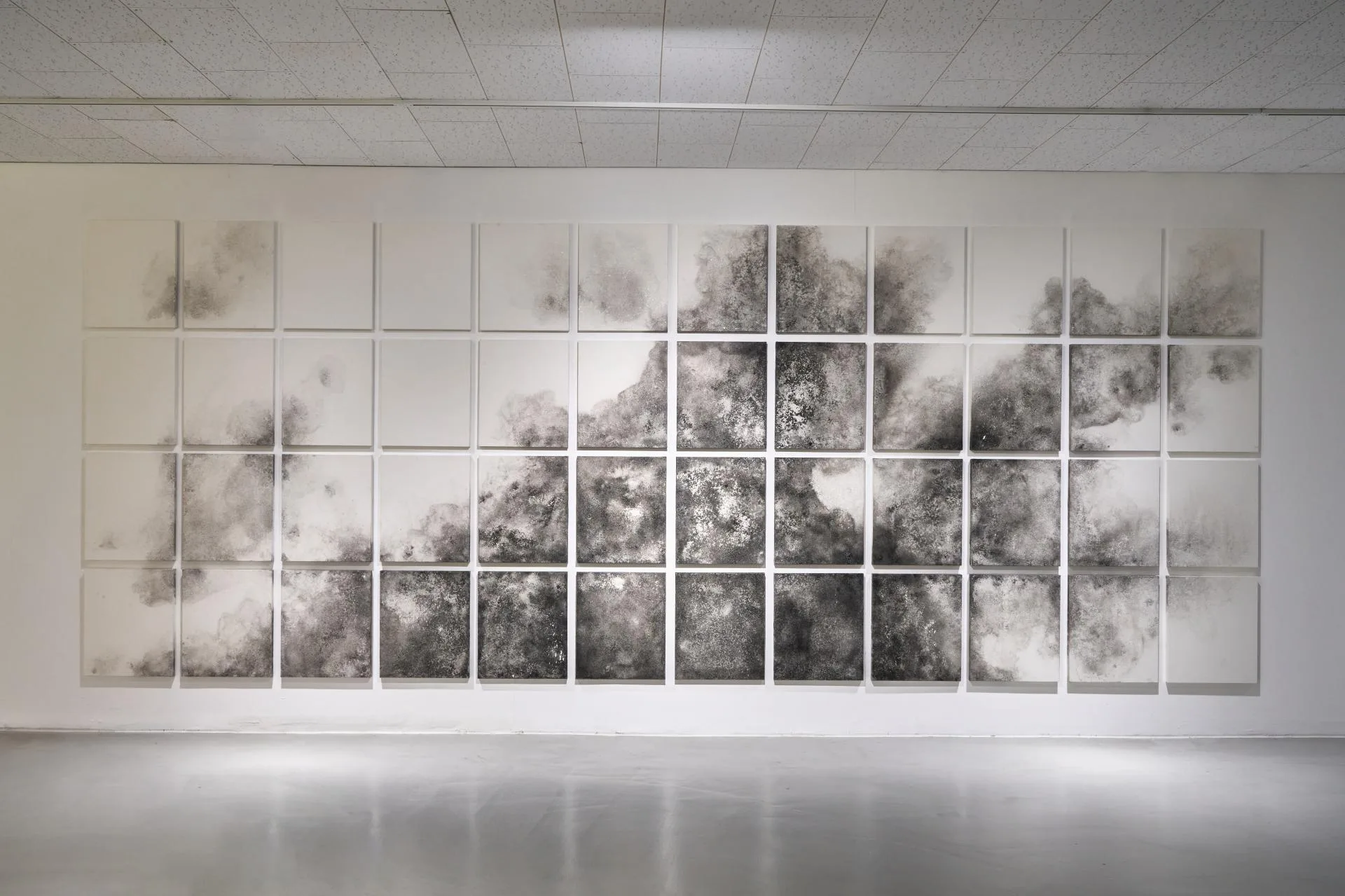 이수현, 밤안개, 195x504, 종이에 먹, 소금, 2024
