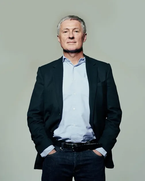 David Zwirner, 지금도 매력적인 외모의 독일 악센트의 영어를 쓰는 이 갤러리스트는 뉴욕 미술 시장의 주목을 한 몸에 받았다. 출처 : New York Times