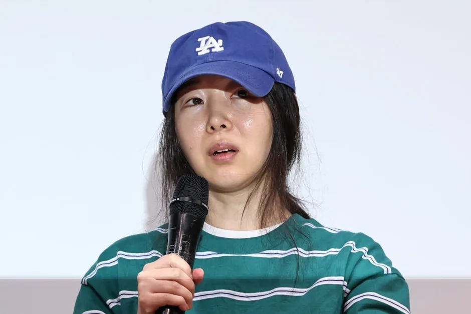 민희진의 이름을 처음 들었던 것은 3년전쯤 음반제작자로 활동하는 후배 입을 통해서 였다. 음반 시장에 일을 아주 잘하는 프로듀서가 있다고 했다. 1년이 지나지 않아 뉴진스의 데뷔로 대중들에게 뉴진스의 어머니로 알려졌고, 하이브와의 경영권 분쟁으로 이슈가 되었다. 출처 : 한국경제 관련 기사