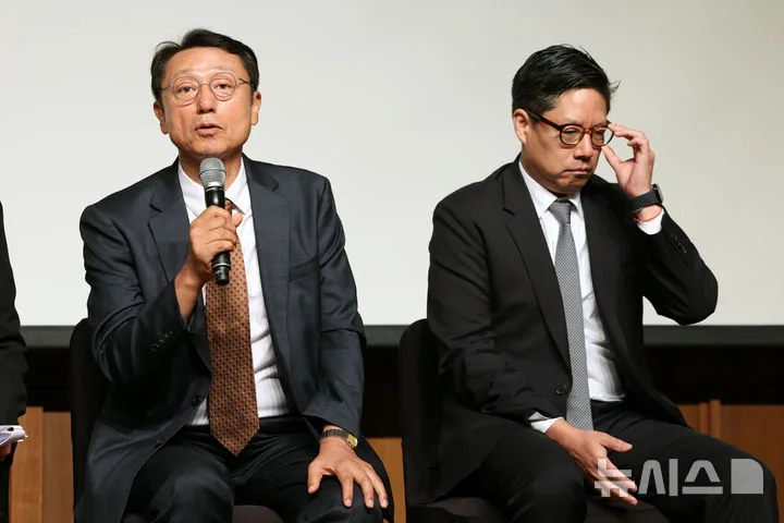 이성훈 Kiaf SEOUL 운영위원장과 패트릭 리 FRIEZE SEOUL 디렉터가 지난 8월 19일 서울 중구 신라호텔에서 국내 최대 규모 아트페어 ‘Kiaf SEOUL·FRIEZE SEOUL 2025 공동 기자간담회’를 하고 있다. 고 이건희 삼성 회장은 마누라와 자식 빼고 다 바꾸라고 했는데, 마누라만 바뀐 것 같다.
사진 출처 : 뉴시스 박진희 기자