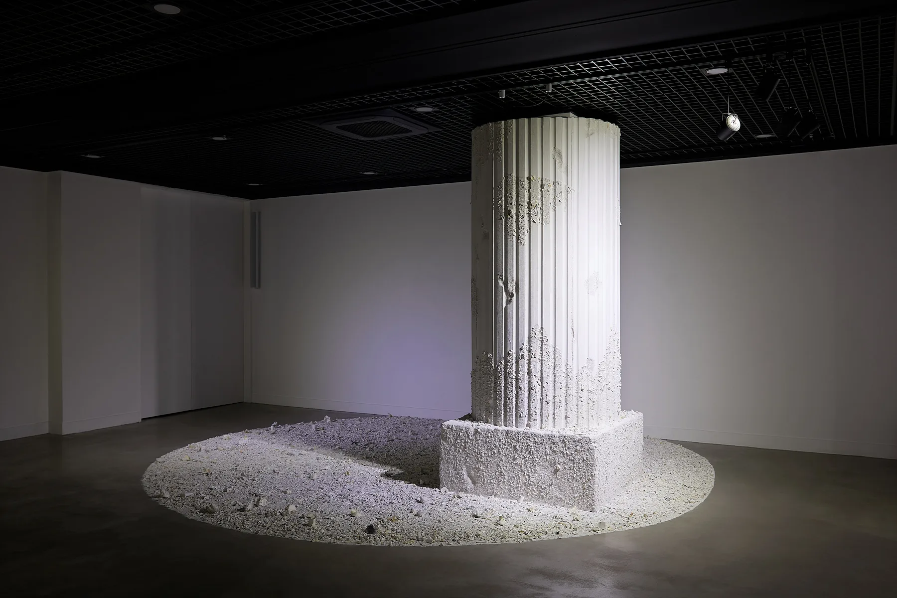 Unto Dust, 지평분체(地平分體)
cow bones and cow bone powder discarded by restaurants (fired in a gas kiln at 1250°C), mixed materials, 300 × 400 × 400 cm(variable installation)_2024