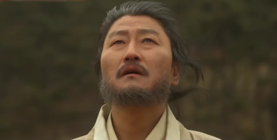 영화 〈관상〉의 한 장면, 관상가 송강호는 파도만 보고 바람을 보지 못했다며 회한을 늘어놓는다.