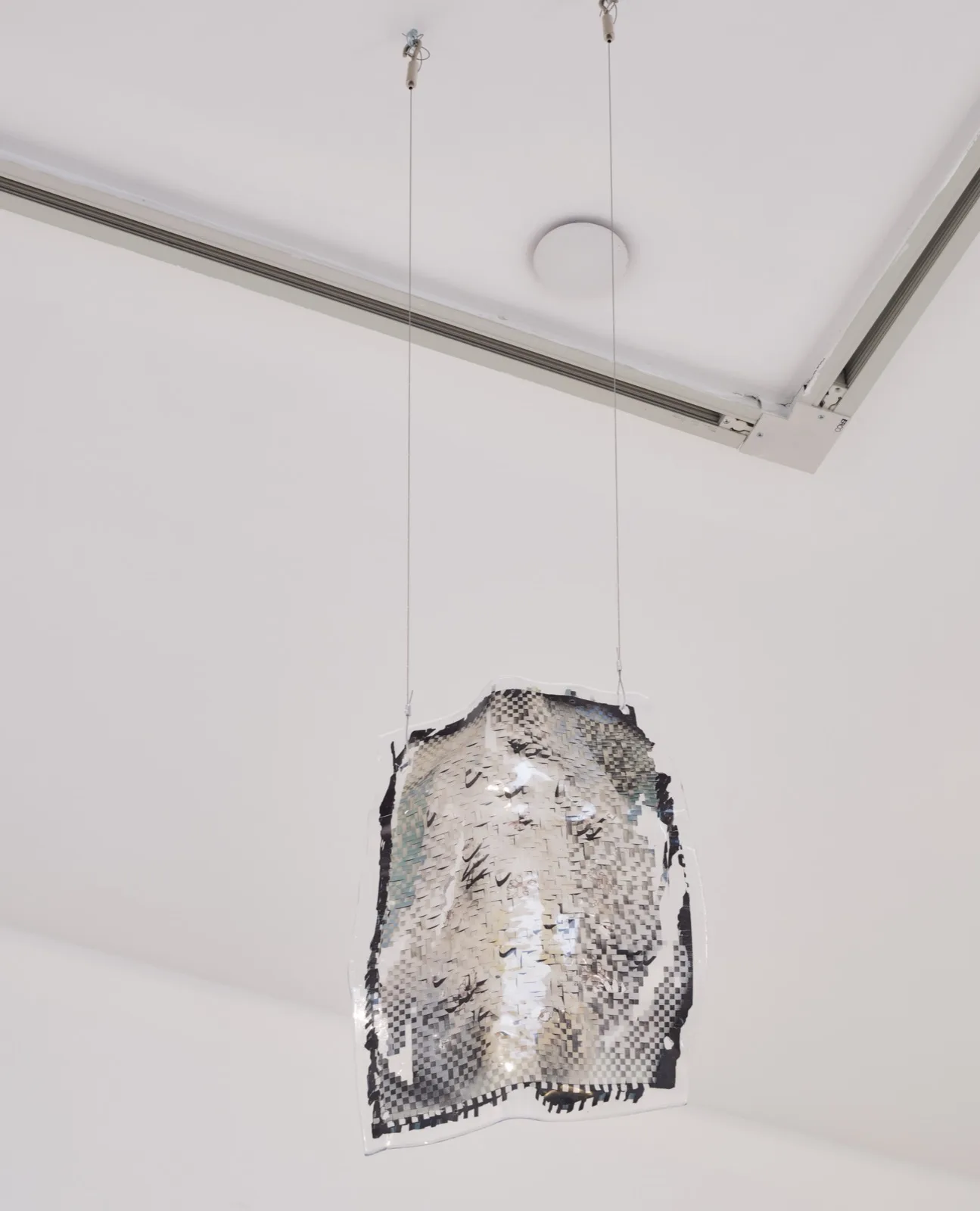 이주연, Woven Bodies Travels I (his body) shrouded in hanji, light coming into studio), 성형 유리에 손으로 직조한 사진 전사지, 22 × 33 × 6 cm, 2025 ⒸLloyd McCullough