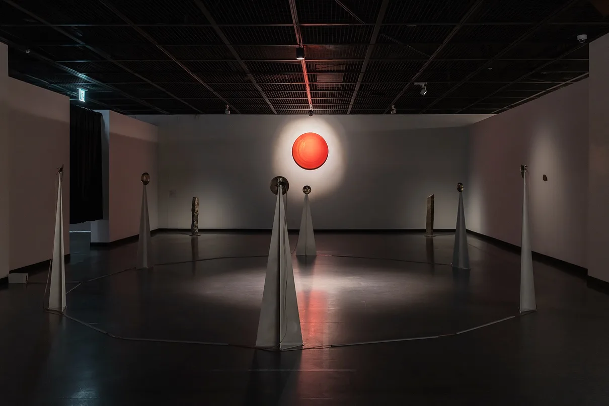 Machina Sapiens, 알루미늄, 명두, 다양한 재료, 가변설치, 2025