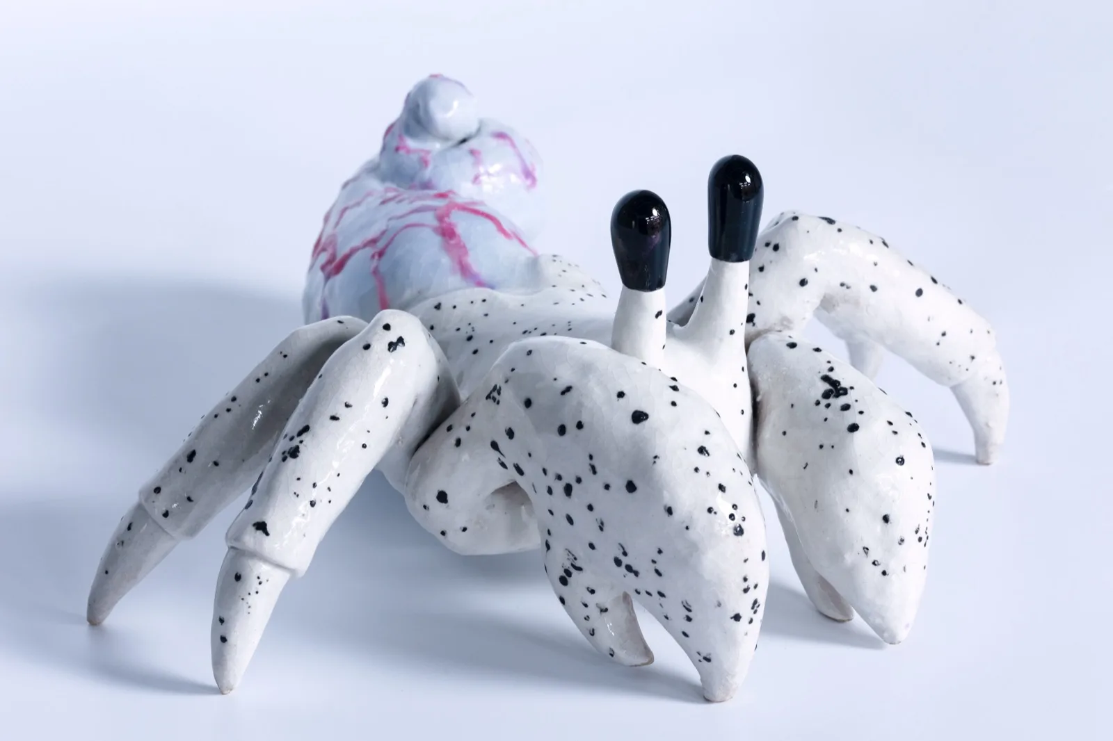 〈Find Your Shell〉, 2022, 유리, 도자, 25 × 30 × 12.5 cm