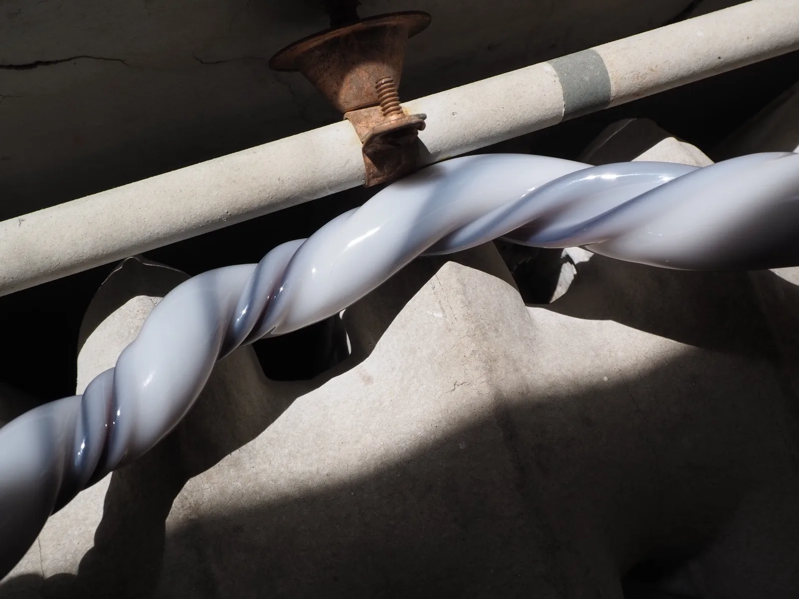 〈탯줄(Umbilical Cord)〉, 2025, 유리, 28.2 × 2.3 × 3.6 cm