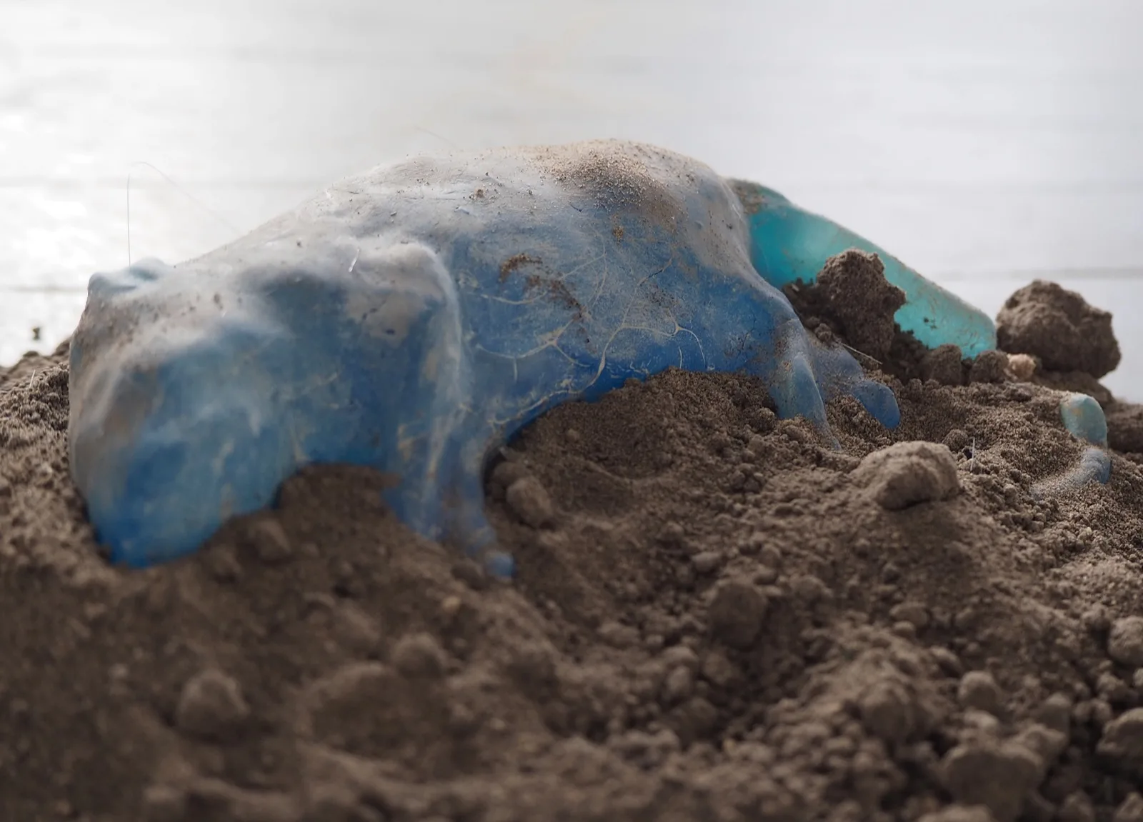 〈푸른 죽음(Blue Death)〉, 2024, 유리, 흙, 크레용, 15 × 5.6 × 4.3 cm