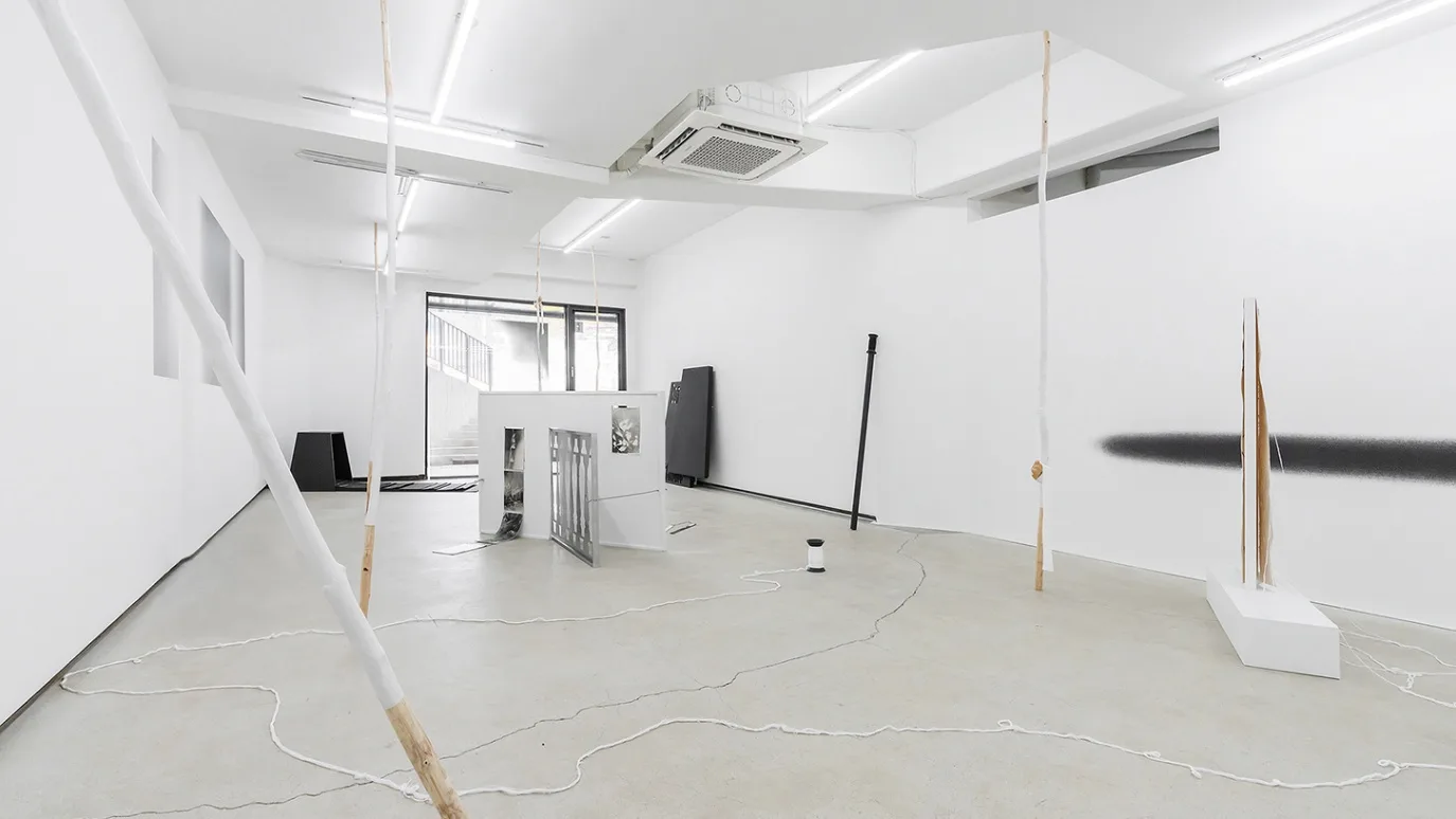 최서희 개인전, 《미온한그레이》, 2026, 전경