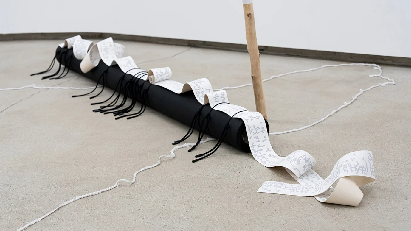 최서희, 〈Sign of the Crab 1〉, 2026, 스펀지, 스웨이드에 실크스크린, 끈, 마감캡, 172 × 13 × 13 cm