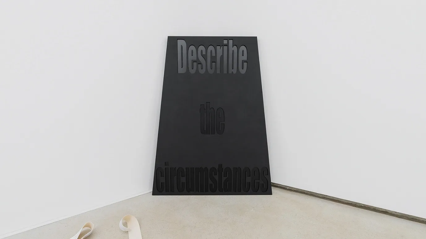 최서희, 〈Complete the sentence- ...- Describe the circumstances 1〉, 2026, 나무에 페인트, 148 × 26 × 144 cm, 103 × 6 × 130 cm, 스피커, 사운드 22분 23초 (반복재생)