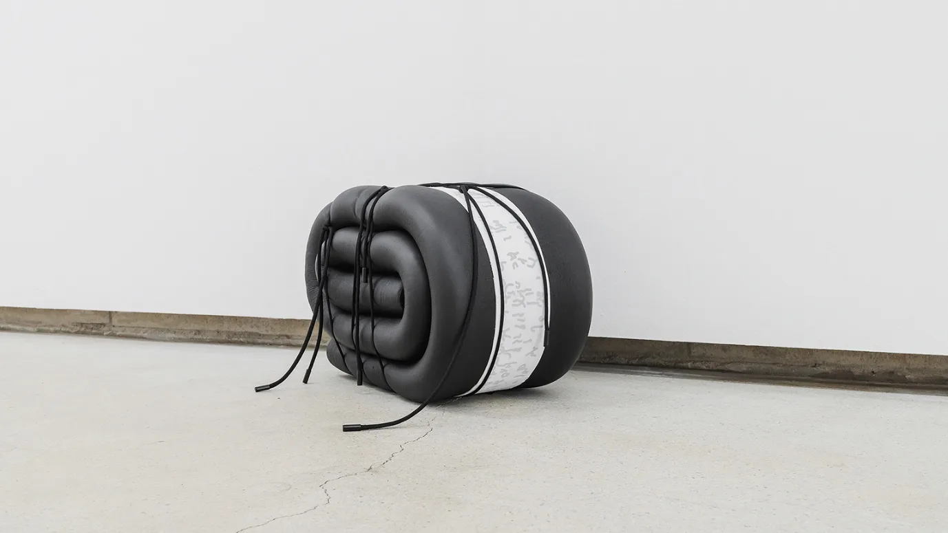 최서희, 〈Sign of the Crab 2〉, 2026, 스펀지, 스웨이드에 실크스크린, 끈, 마감캡, 44 × 22.5 × 27.5 cm