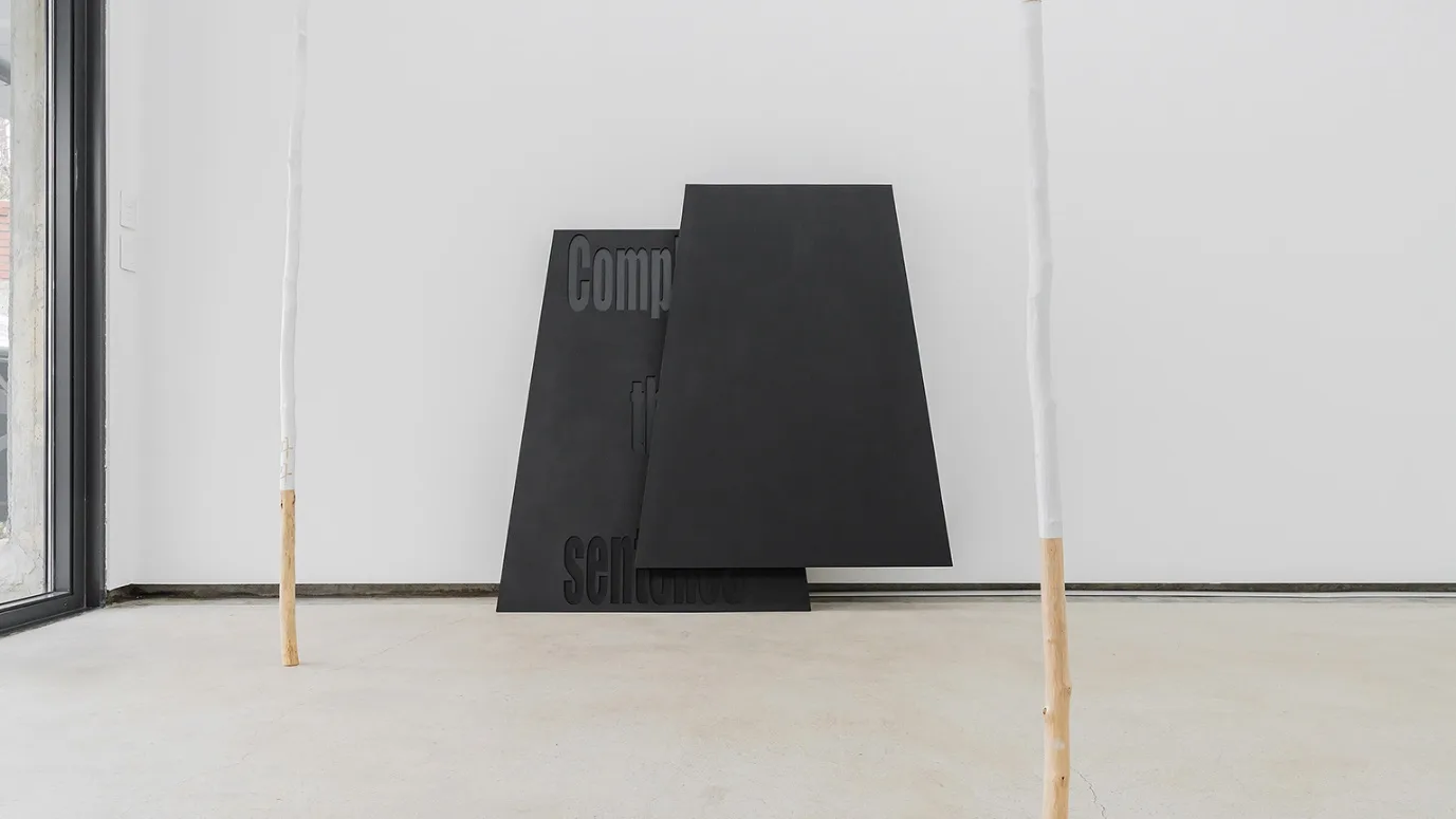 최서희, 〈Complete the sentence- ...- Describe the circumstances 1〉, 2026, 나무에 페인트, 148 × 26 × 144 cm, 103 × 6 × 130 cm, 스피커, 사운드 22분 23초 (반복재생)