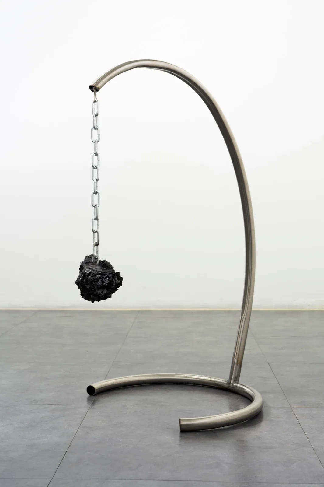 중력관찰1 탐사코드 D-SL-16, 2025, 슬래그, 스테인레스스틸, 자기부상장치, 135 × 70 × 85 cm
중력관찰2 정지된 궤도, 2025, 슬래그, 스테인레스스틸, 40 × 50 × 80 cm