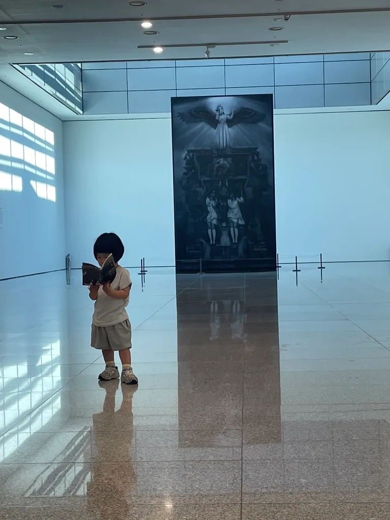 대구미술관, 회색극장 전시 전경 
심윤   〈천국의 문〉   2026, acrylic on canvas, 450 × 259 cm